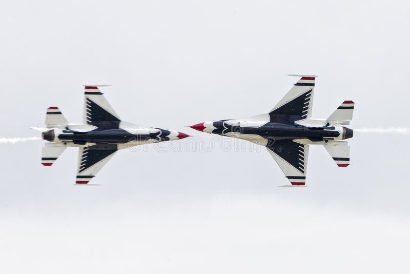 Jet de Thunderbird jouant le poulet image stock Jet de Thunderbird jouant le poulet image stock