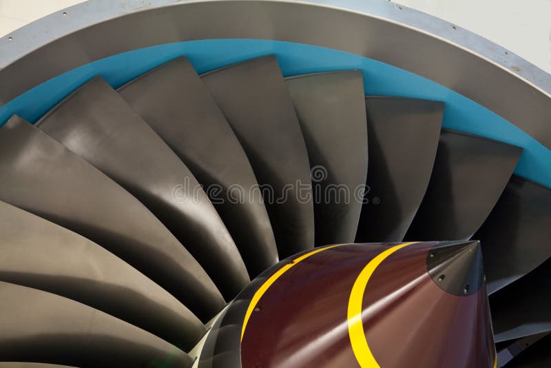 Le pale del ventilatore a bordo di una rolls royce trent motore di un jet.