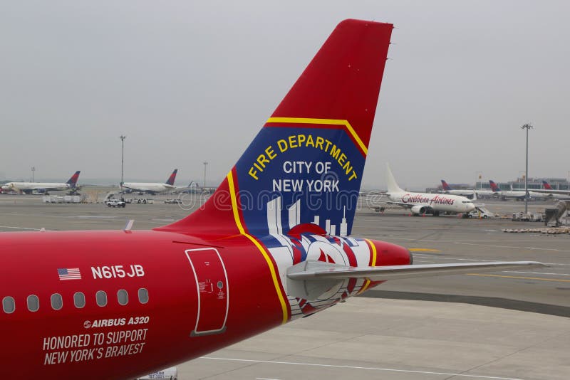 JetBlue Airbus A320, der die tapfere Männer und Frauen Feuerwehr-Stadt von NY-Tailfin ehrt stockfoto JetBlue Airbus A320, der die tapfere Männer und Frauen Feuerwehr-Stadt von NY-Tailfin ehrt stockfoto