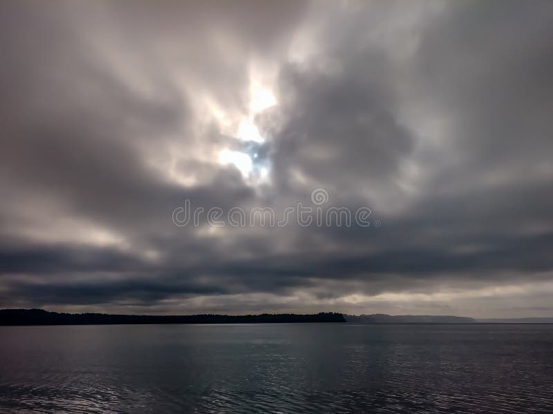 Jeter un coup d'oeil léger de début de la matinée par des nuages de tempête images libres de droits Jeter un coup d'oeil léger de début de la matinée par des nuages de tempête images libres de droits