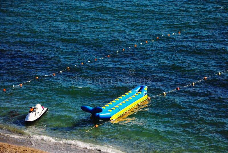 Jetski en banaan op het strand van vakantieseizoen royalty-vrije stock foto Jetski en banaan op het strand van vakantieseizoen royalty-vrije stock foto