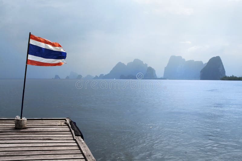 De madera muelle bandera, isla, tailandia.