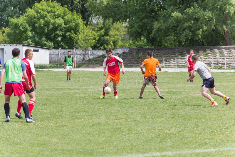 Jeu Amateur De Deux équipes De Football Sur Le Champ Dedans Image