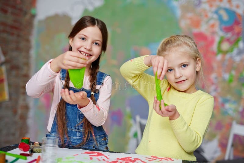 Garçon Jouant Un Jouet Fait à La Main Appelé Slime Enfant Jouer