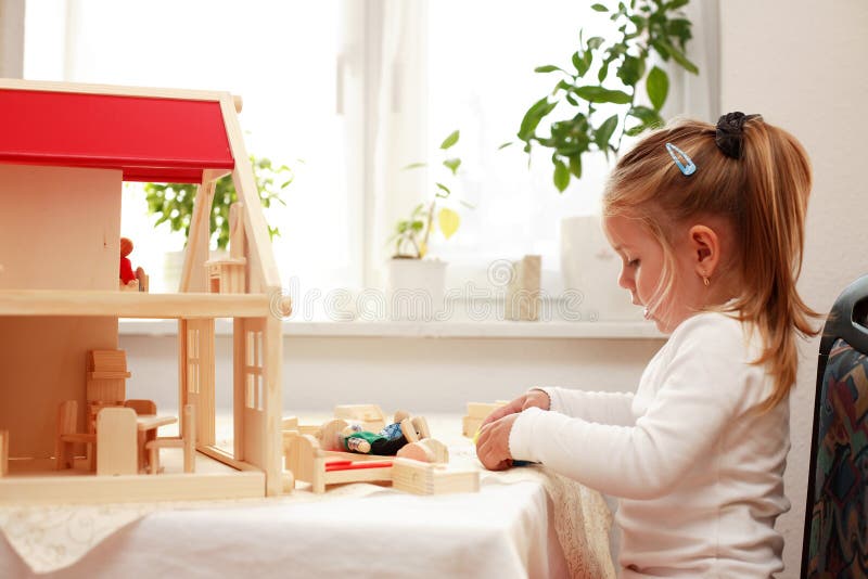 Jeu avec la maison de poupée photographie stock Jeu avec la maison de poupée photographie stock