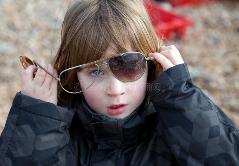 Jeu cassé par lunettes de soleil d'enfant images stock Jeu cassé par lunettes de soleil d'enfant images stock
