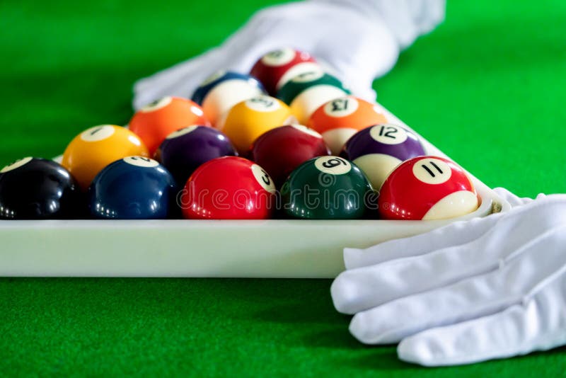 Jeu coloré de piscine de boule de billard et de billard à la table bleue, au sport de relaxation et au concept de bonheur illustration de vecteur Jeu coloré de piscine de boule de billard et de billard à la table bleue, au sport de relaxation et au concept de bonheur illustration de vecteur