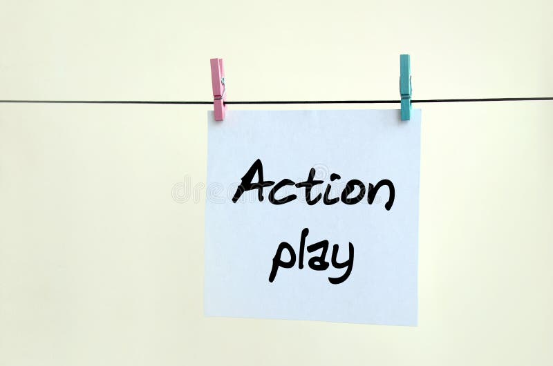 Jeu d'action La note est écrite sur un autocollant blanc avec lequel accroche image libre de droits Jeu d'action La note est écrite sur un autocollant blanc avec lequel accroche image libre de droits