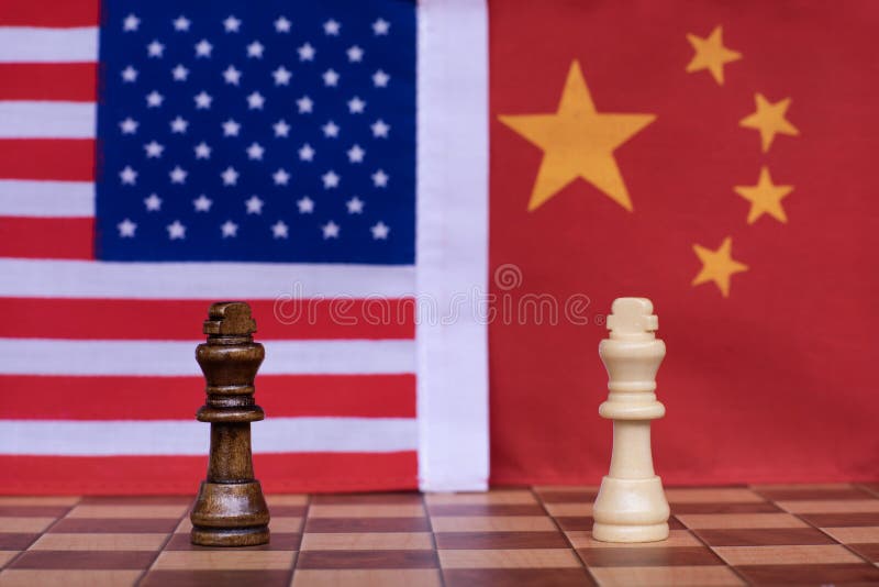 Jeu d'?checs Support de deux rois confronter avec le fond de drapeaux nationaux des USA et de la Chine Concept de guerre commerci photo stock Jeu d'?checs Support de deux rois confronter avec le fond de drapeaux nationaux des USA et de la Chine Concept de guerre commerci photo stock