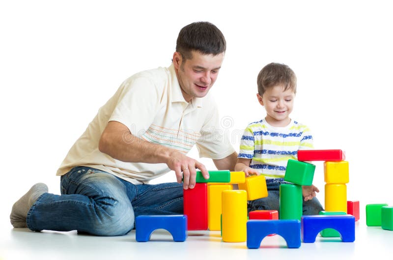Jeu d'enfant et de père avec les blocs constitutifs photographie stock