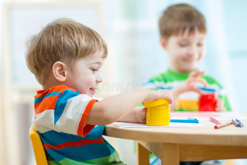 Jeu d'enfants et peinture à la maison ou jardin d'enfants ou playschool images libres de droits Jeu d'enfants et peinture à la maison ou jardin d'enfants ou playschool images libres de droits