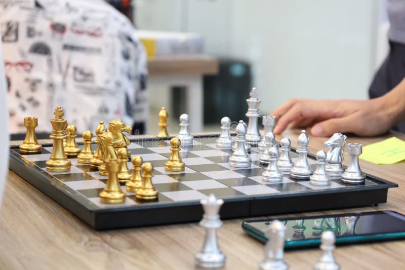 Jeu d'échecs. Groupe d'amis jouant aux échecs pendant le tournoi en classe. jeu de société jeune main gen z divertissement hobby et concept d'éducation