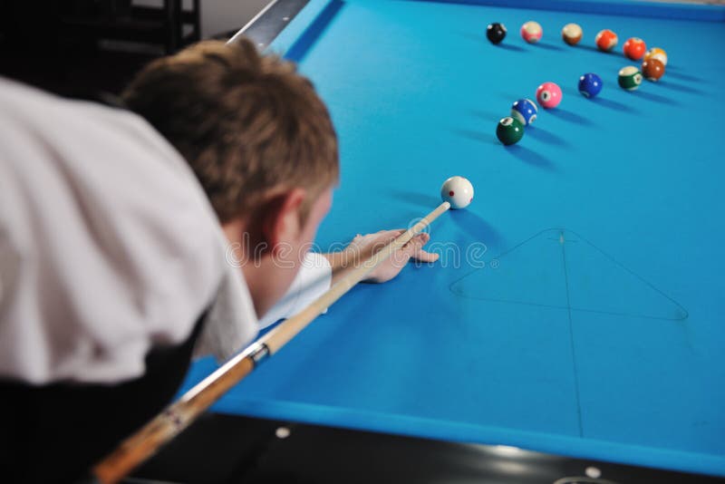 Jeu de billard de pièce de jeune homme pro photos stock Jeu de billard de pièce de jeune homme pro photos stock