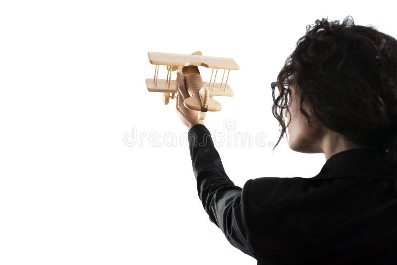Jeu de femme d'affaires avec un avion de jouet Concept de d?marrage et de r?ussite commerciale de soci?t? D'isolement sur le fond photographie stock Jeu de femme d'affaires avec un avion de jouet Concept de d?marrage et de r?ussite commerciale de soci?t? D'isolement sur le fond photographie stock