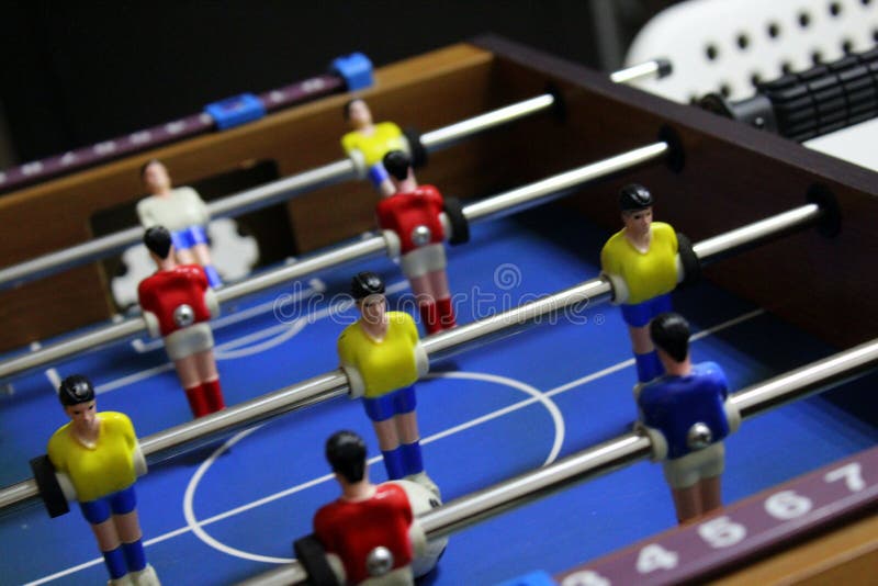 Jeu de football du football de Tableau pulseur joueurs d'équipe de sports dans des T-shirts rouges et jaunes photographie stock libre de droits Jeu de football du football de Tableau pulseur joueurs d'équipe de sports dans des T-shirts rouges et jaunes photographie stock libre de droits
