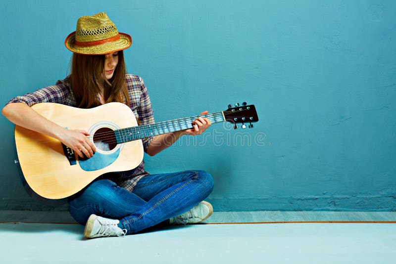 Fille jouant la guitare image stock. Image du étage, femelle - 35331987