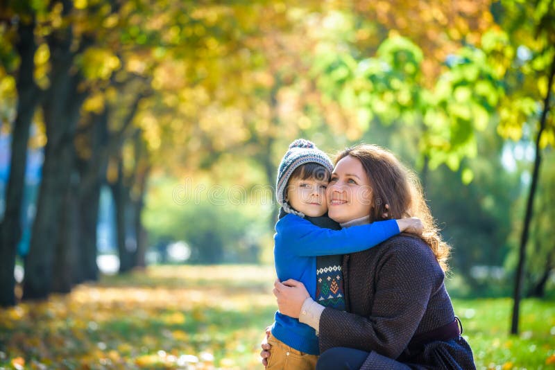 Mother And Baby Play In Autumn Park Parent And Child Walk In The Forest On A Sunny Fall Day Children Playing Outdoors With Image Stock Image Du Maman Heureux
