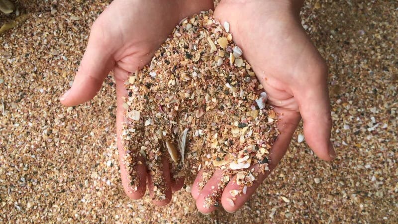 Jeu de mains de jeune femme avec le sable clips vidéos