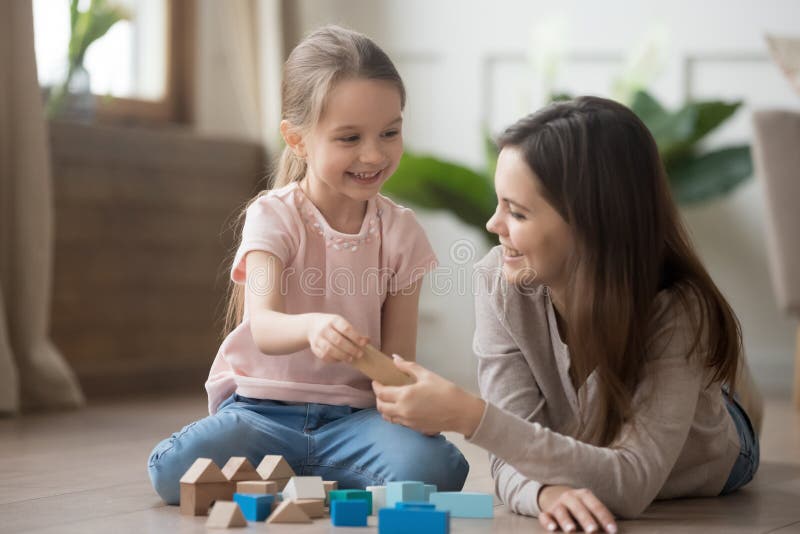 Jeu de mère ou de babysitter avec peu d'enfant avec des blocs de jouet photo stock Jeu de mère ou de babysitter avec peu d'enfant avec des blocs de jouet photo stock