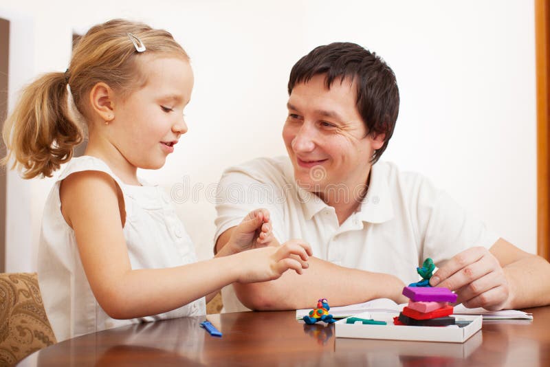 Jeu de père avec la fille de l'argile images stock