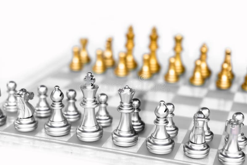 Jeu de société d'échecs avec le fond blanc, concept concurrentiel d'affaires images stock Jeu de société d'échecs avec le fond blanc, concept concurrentiel d'affaires images stock