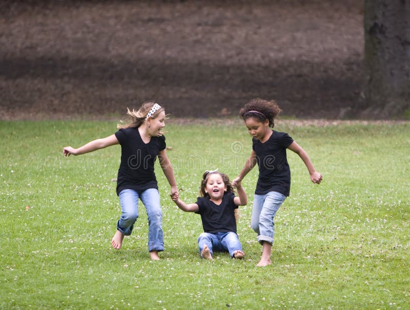 Jeu de trois filles image libre de droits Jeu de trois filles image libre de droits