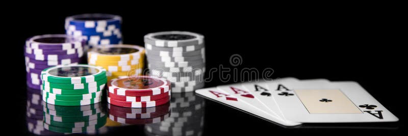 Jeu et casino, cartes de jeu et jetons de poker photographie stock libre de droits Jeu et casino, cartes de jeu et jetons de poker photographie stock libre de droits