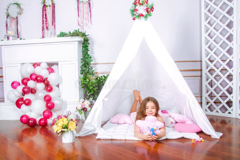 Jeu heureux de fille à la maison Enfant drôle ayant l'amusement chez la pièce des enfants images libres de droits Jeu heureux de fille à la maison Enfant drôle ayant l'amusement chez la pièce des enfants images libres de droits