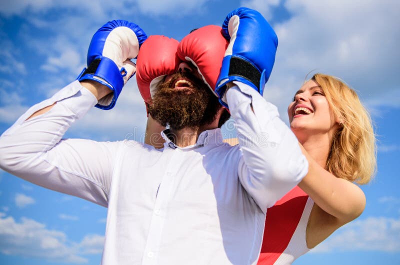 Jeu ou lutte de relations Jouez et ayez l'amusement Dupe chaque femme doit savoir Le visage de sourire de fille couvre le visage image stock Jeu ou lutte de relations Jouez et ayez l'amusement Dupe chaque femme doit savoir Le visage de sourire de fille couvre le visage image stock