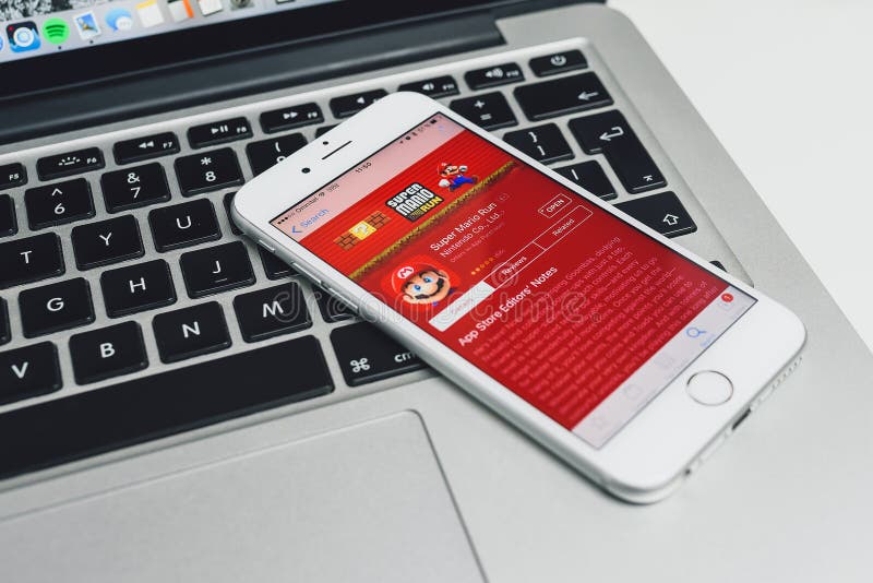 Jeu superbe de Mario Run sur l'iPhone image libre de droits