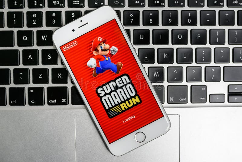 Jeu superbe de Mario Run sur l'iPhone images libres de droits