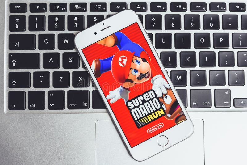 Jeu superbe de Mario Run sur l'iPhone photo libre de droits