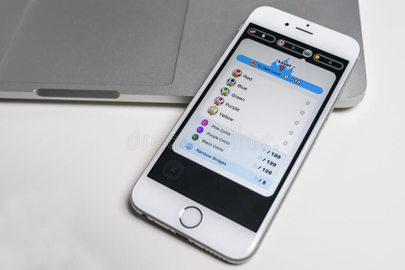 Super Mario Run sur iPhone photographie stock libre de droits