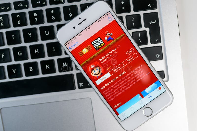 Super Mario Run sur iPhone image libre de droits