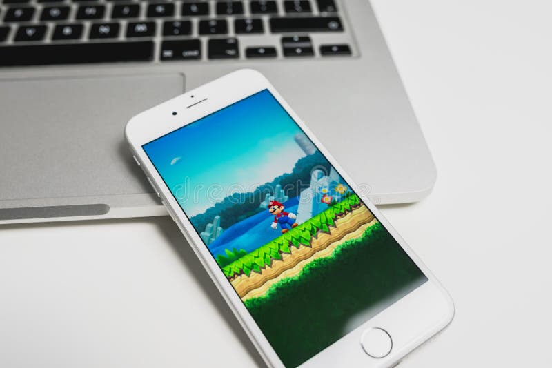 Super Mario Run sur iPhone photo libre de droits