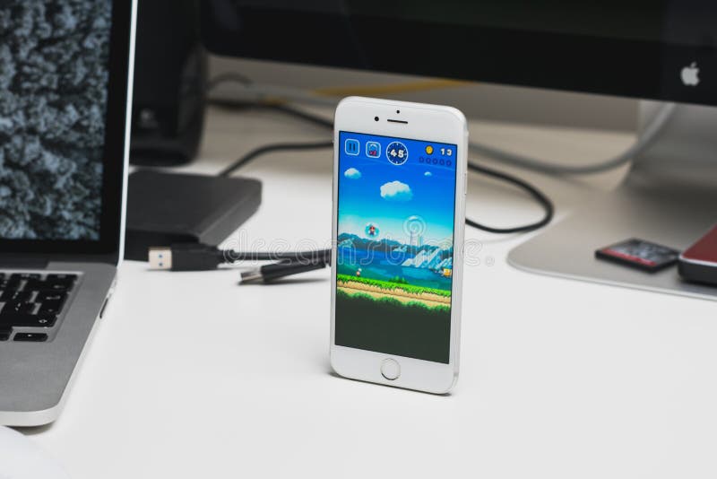 Jeu superbe de Mario Run sur l'iPhone images stock