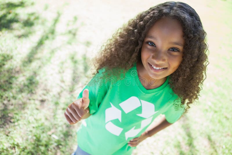 Jeune activiste environnemental souriant à l'appareil-photo photo stock