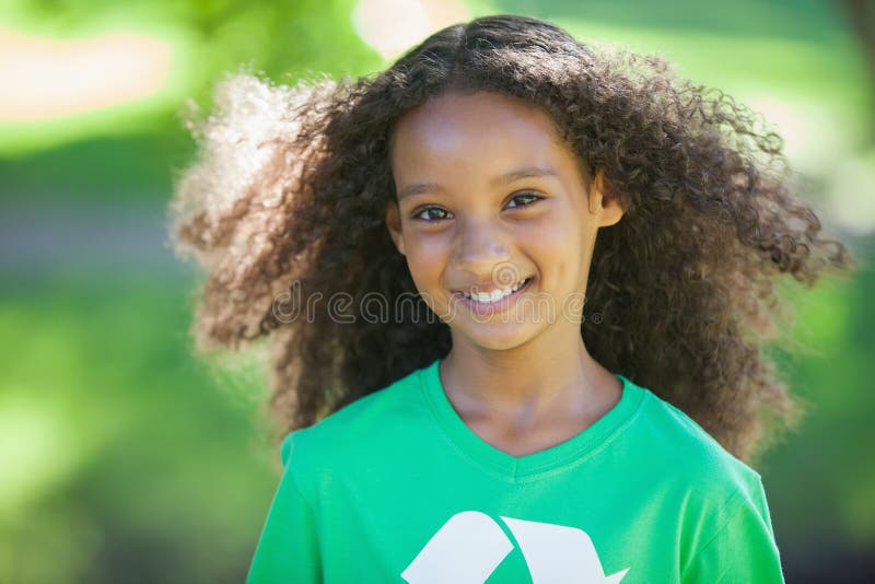 Jeune activiste environnemental souriant à l'appareil-photo photos stock