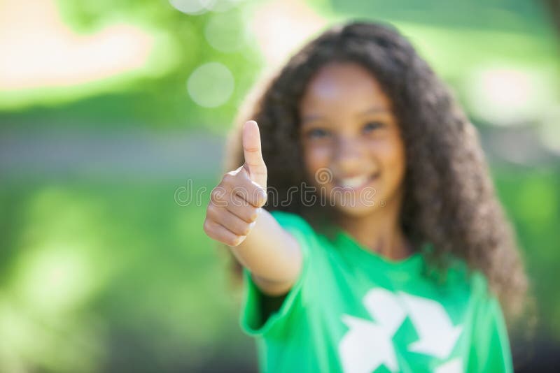 Jeune activiste environnemental souriant à l'appareil-photo montrant des pouces images stock