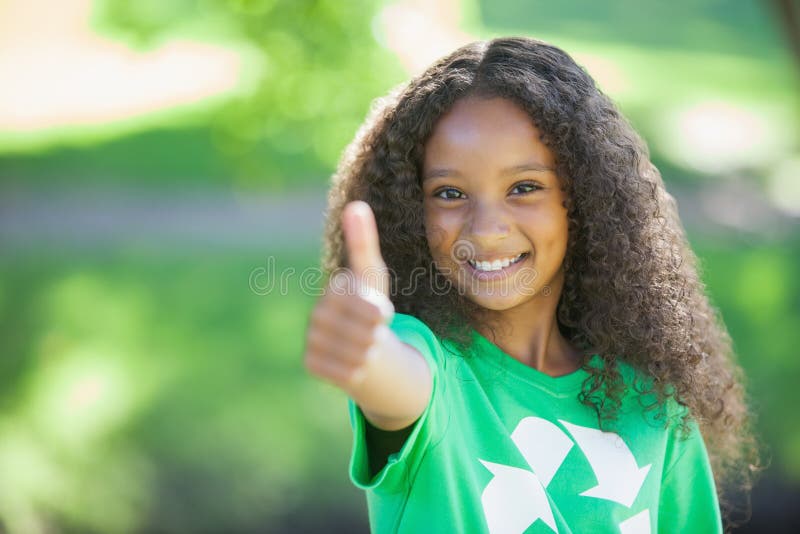 Jeune activiste environnemental souriant à l'appareil-photo montrant des pouces image libre de droits