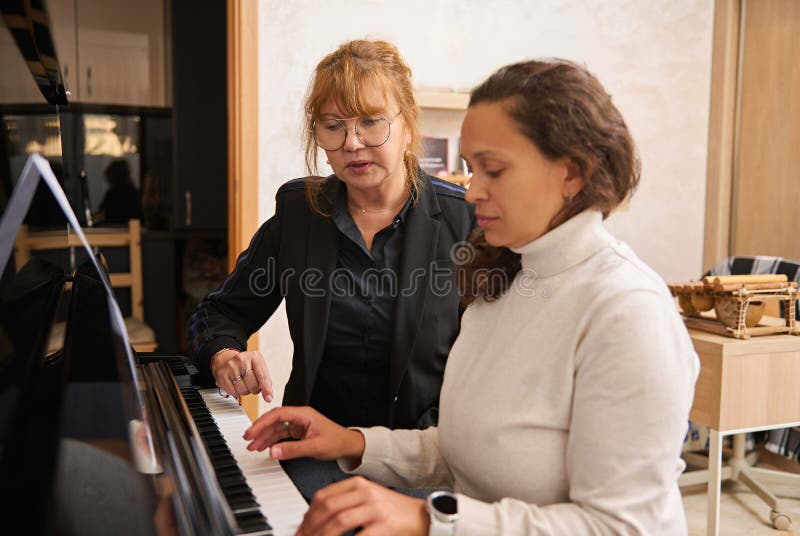 Jeune adulte asiatique pianiste professeur de musique enseignant de piano et leçon de musique à une femme photos stock