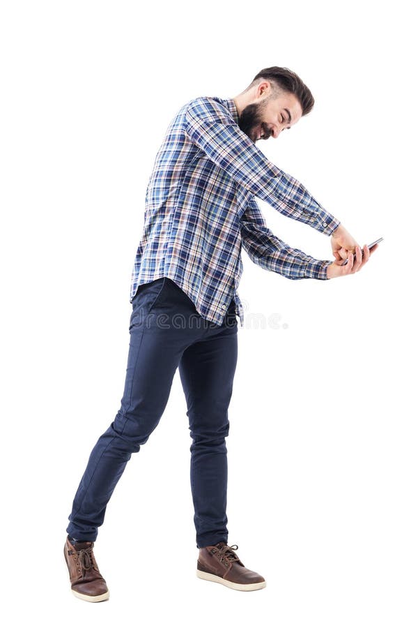 Jeune affichage de poinçon barbu furieux de téléphone portable d'homme d'affaires avec le poing photo libre de droits Jeune affichage de poinçon barbu furieux de téléphone portable d'homme d'affaires avec le poing photo libre de droits