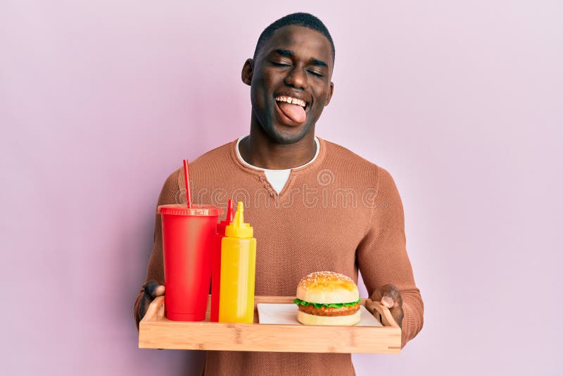 Heureux Homme Afro-américain Tenant Une Assiette De Chips Et