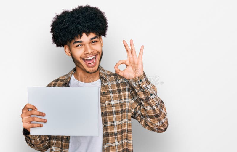 Jeune afro-américain avec cheveux afro tenant vierge bannière faisant ok signe avec les doigts sourire amical geste photos libres de droits