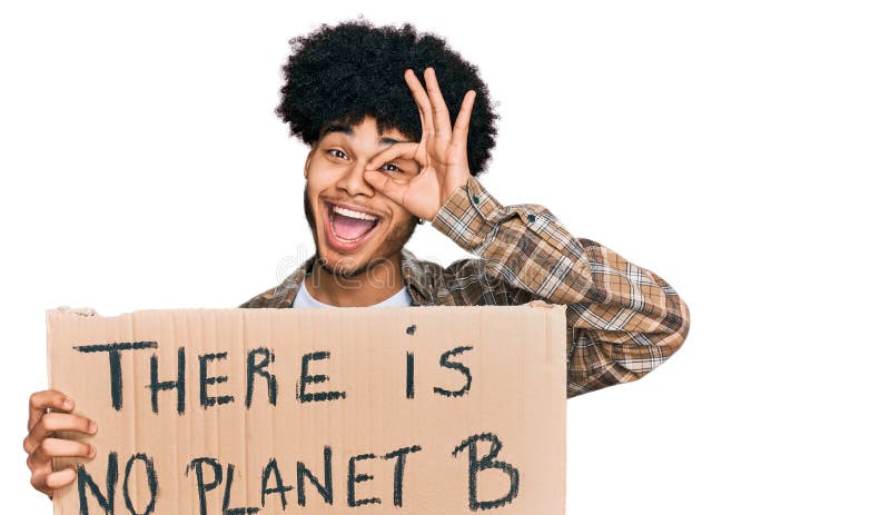 Jeune afro-américain homme avec cheveux afro tenant il n'y a pas de planète b bannière souriant heureux faire ok signe avec main s image stock