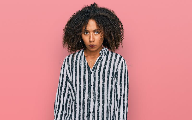 Jeune afro-américaine portant des vêtements décontractés sceptiques et nerveux frayeur à cause du problème images libres de droits