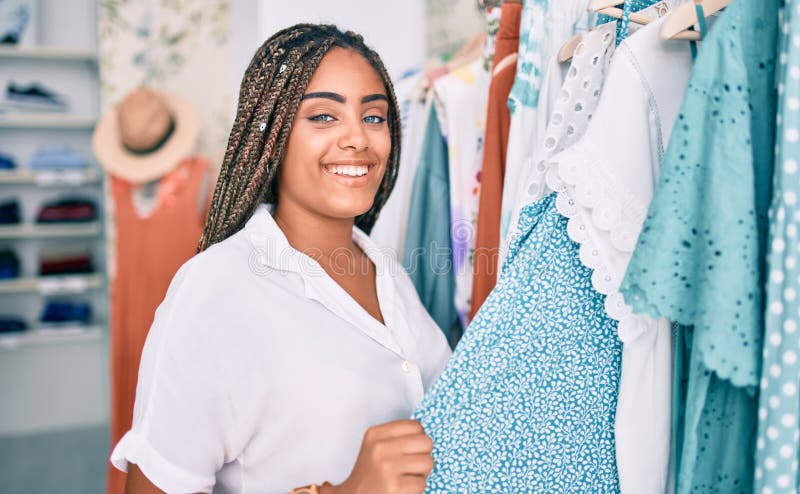 Jeune afro-américaine souriante heureuse dans un magasin photo libre de droits