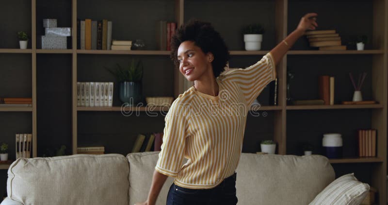 Jeune afro américaine énergique danser dans le salon clips vidéos