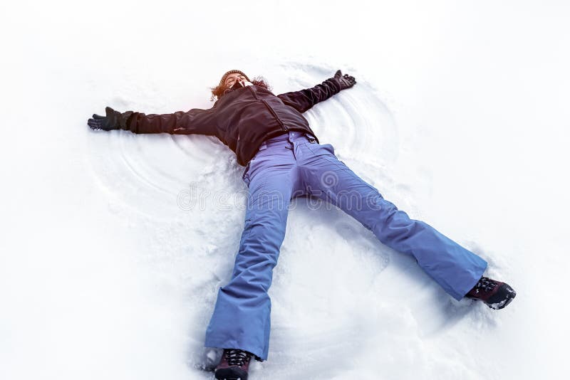 Jeune ange de fabrication femelle de neige image stock Jeune ange de fabrication femelle de neige image stock