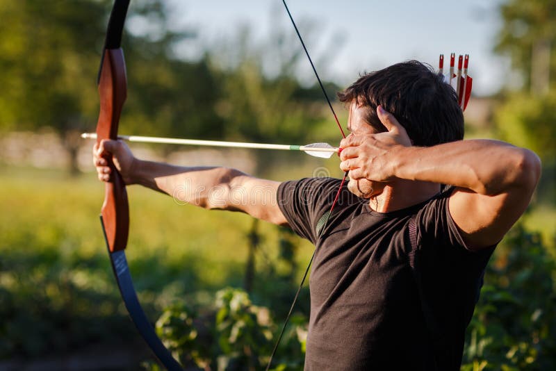 Jeune archer image stock. Image du homme, mâle, concentré 26325879